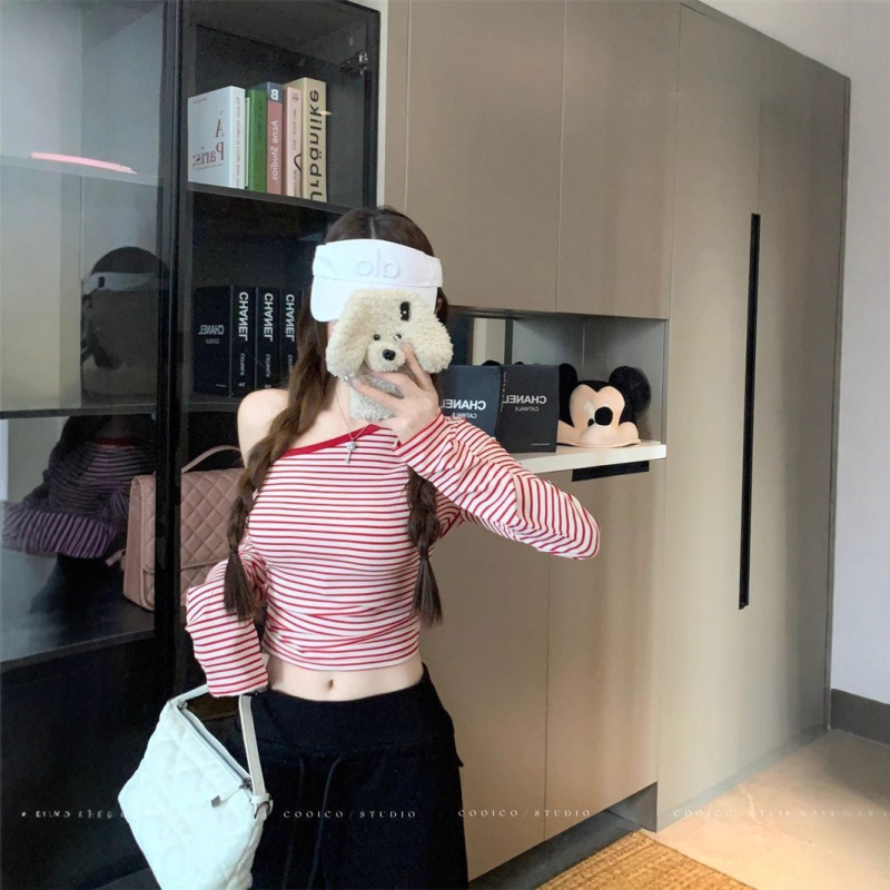Csíkos női felső váll nélküli, hosszú ujjú, cropped őszi top, panelezett dizájn