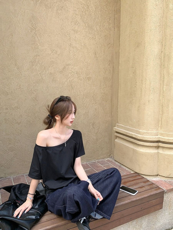 Női off-shoulder rövidujjú felső, koreai stílus, 2026 nyár, egyszínű, kényelmes, laza szabás