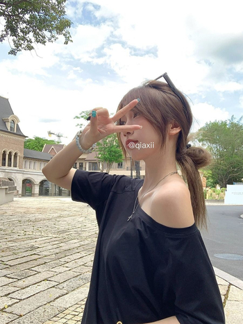 Női off-shoulder rövidujjú felső, koreai stílus, 2026 nyár, egyszínű, kényelmes, laza szabás