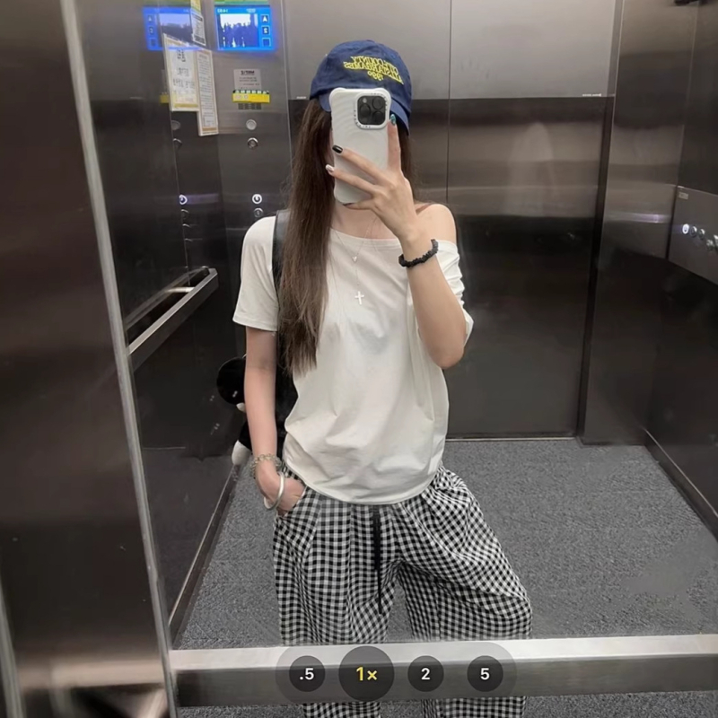 Női off-shoulder rövidujjú felső, koreai stílus, 2026 nyár, egyszínű, kényelmes, laza szabás