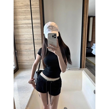 Női karcsú szabású környakú rövid ujjú felső, nyári alapdarab, egyszínű, modal-spandex anyag.