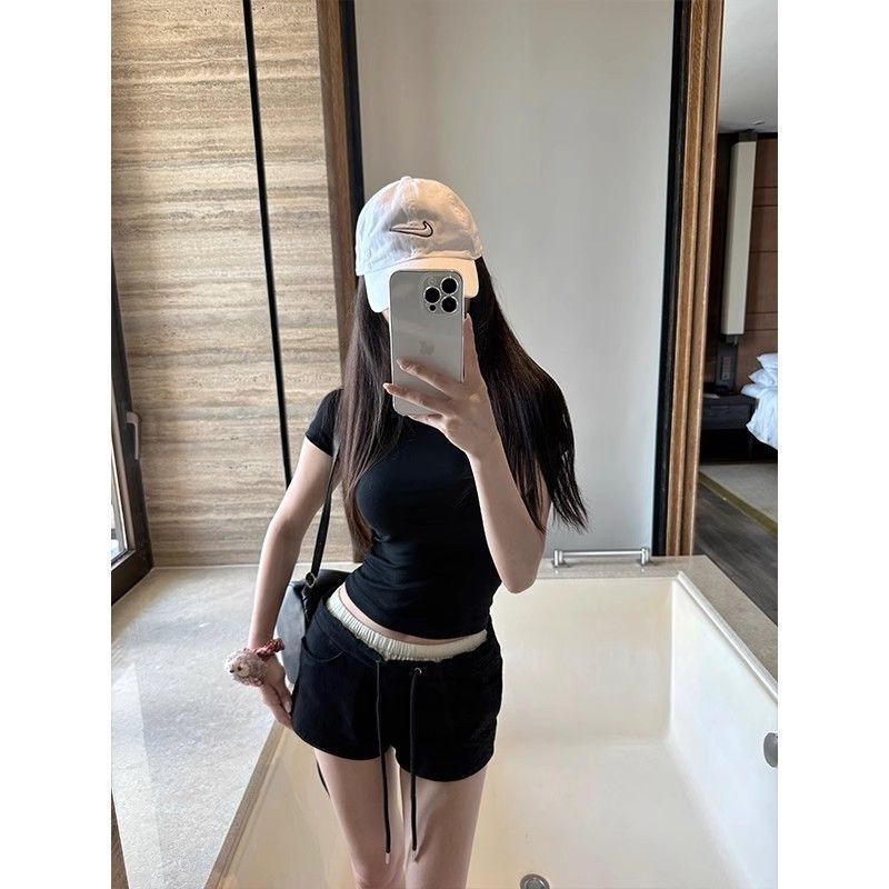 Női karcsú szabású környakú rövid ujjú felső, nyári alapdarab, egyszínű, modal-spandex anyag.