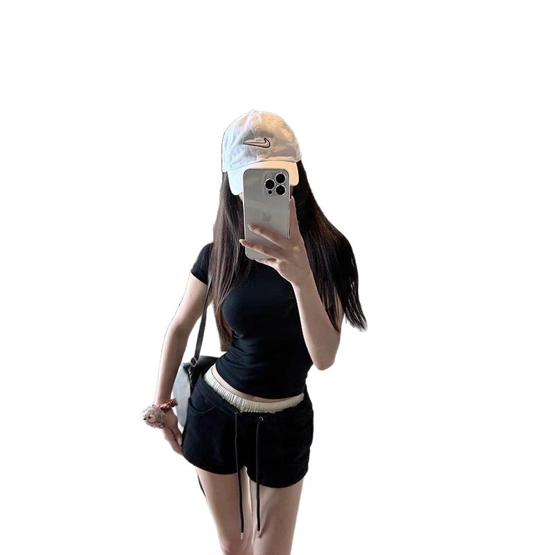 Női karcsú szabású környakú rövid ujjú felső, nyári alapdarab, egyszínű, modal-spandex anyag.