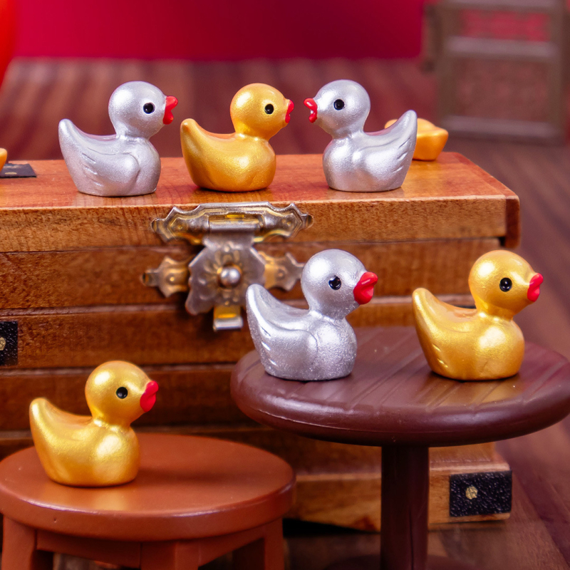 DIY műgyanta mini táj figurka kacsa fióka – szerencsét hozó arany- és ezüst színű, aranyos állat dekoráció