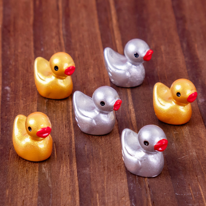 DIY műgyanta mini táj figurka kacsa fióka – szerencsét hozó arany- és ezüst színű, aranyos állat dekoráció