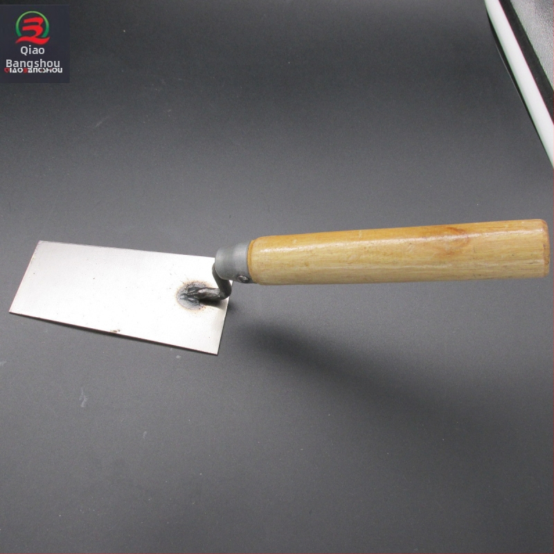 Malá zosilnená lopatka na dlaždice s drevenou rukoväťou a lichobežníkovou čepeľou na prácu s dlaždicami a maltou