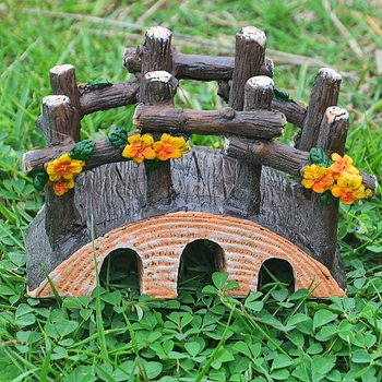 Miniatűr táj gyantából: fa szék és asztal, ív, híd, lámpa, útjelző tábla mohával.