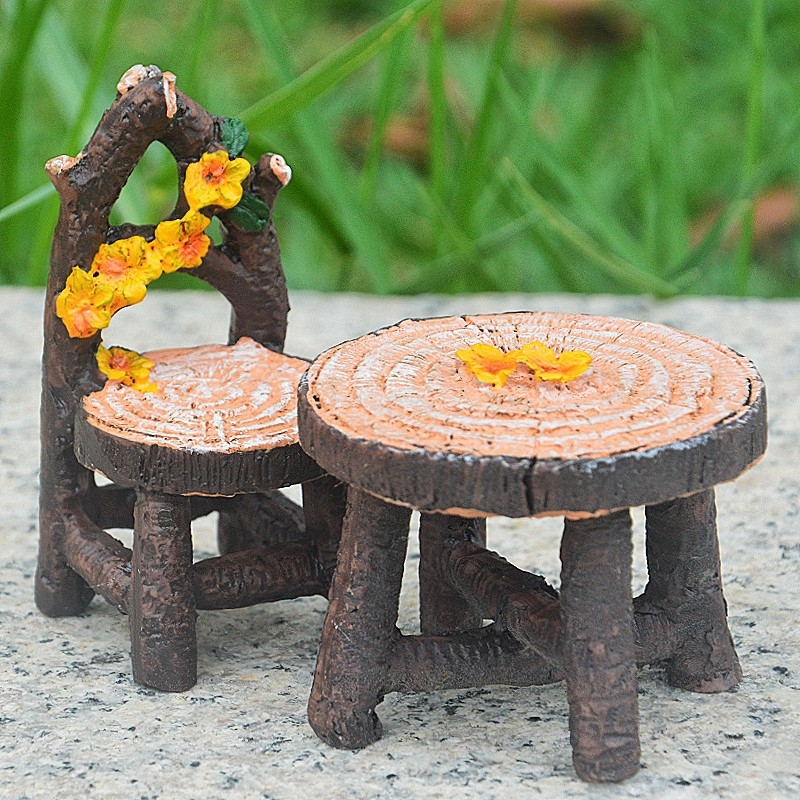 Miniatűr táj gyantából: fa szék és asztal, ív, híd, lámpa, útjelző tábla mohával.