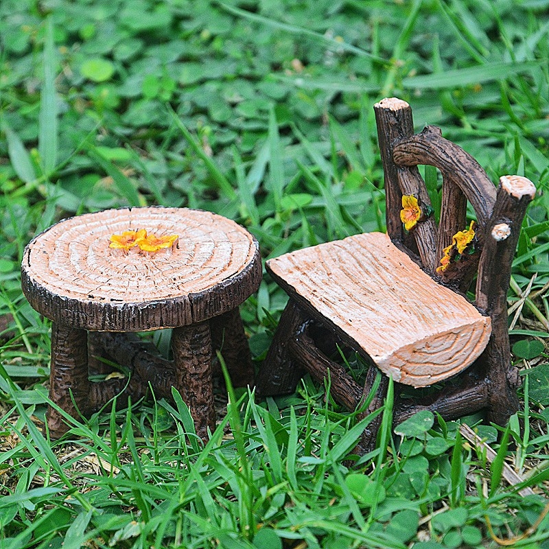 Miniatűr táj gyantából: fa szék és asztal, ív, híd, lámpa, útjelző tábla mohával.