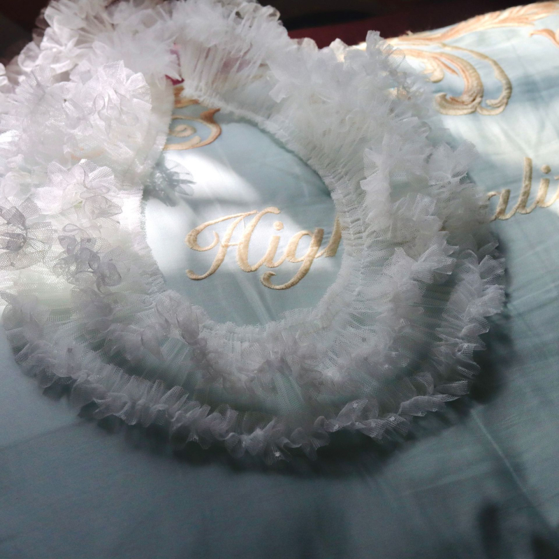 Accesoriu de păr din plasǎ dublǎ, cu buline și dantelă finǎ; pentru nuntǎ; potrivit și ca decorațiune pentru păpuși și pijamale.