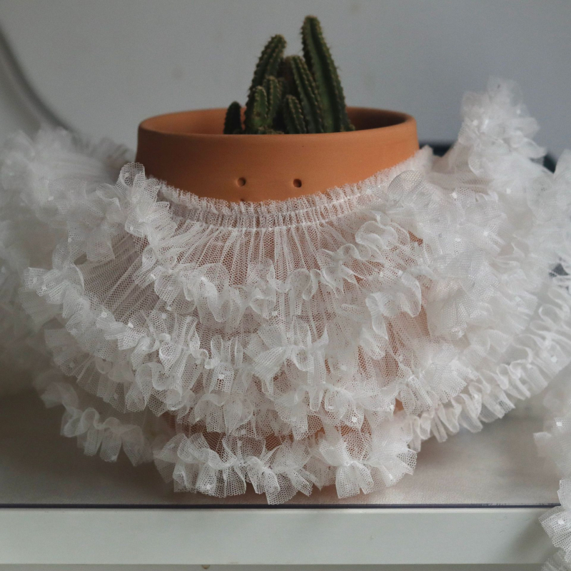 Accesoriu de păr din plasǎ dublǎ, cu buline și dantelă finǎ; pentru nuntǎ; potrivit și ca decorațiune pentru păpuși și pijamale.