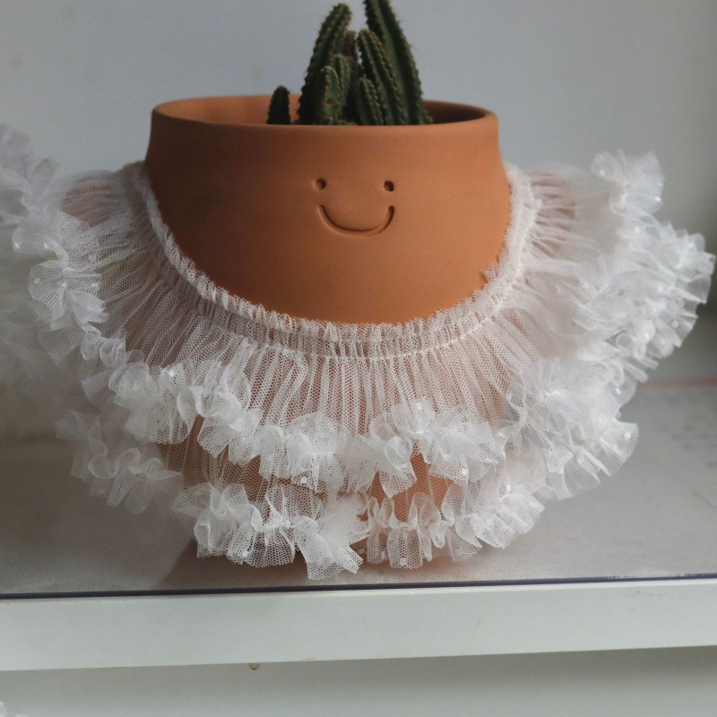 Accesoriu de păr din plasǎ dublǎ, cu buline și dantelă finǎ; pentru nuntǎ; potrivit și ca decorațiune pentru păpuși și pijamale.