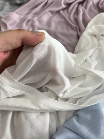 Lyocell alapanyagú kerek nyakú, hosszú ujjú laza szabású női felső, egyszínű, légáteresztő, vékony