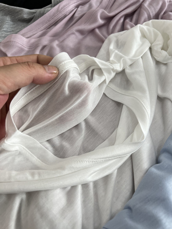 Lyocell alapanyagú kerek nyakú, hosszú ujjú laza szabású női felső, egyszínű, légáteresztő, vékony