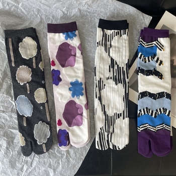 Jacquard čarape s vertikalnim prugama, motiv Godina zmije, prsti odvojeni, srednje duljine, japanskog stila