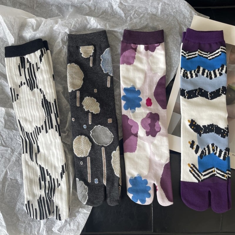 Jacquard čarape s vertikalnim prugama, motiv Godina zmije, prsti odvojeni, srednje duljine, japanskog stila