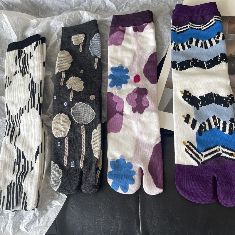 Jacquard čarape s vertikalnim prugama, motiv Godina zmije, prsti odvojeni, srednje duljine, japanskog stila