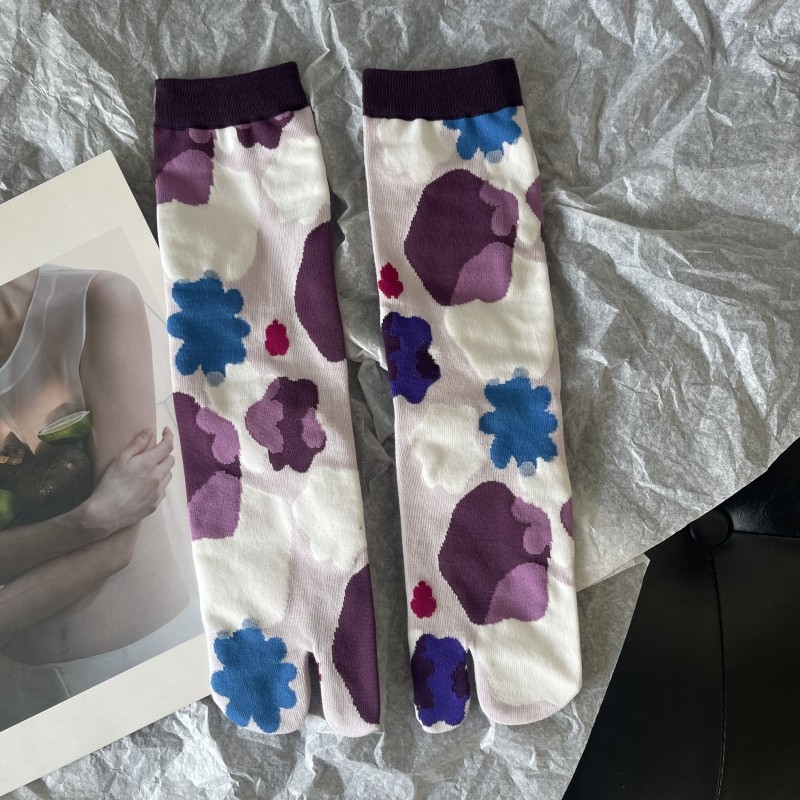 Jacquard čarape s vertikalnim prugama, motiv Godina zmije, prsti odvojeni, srednje duljine, japanskog stila