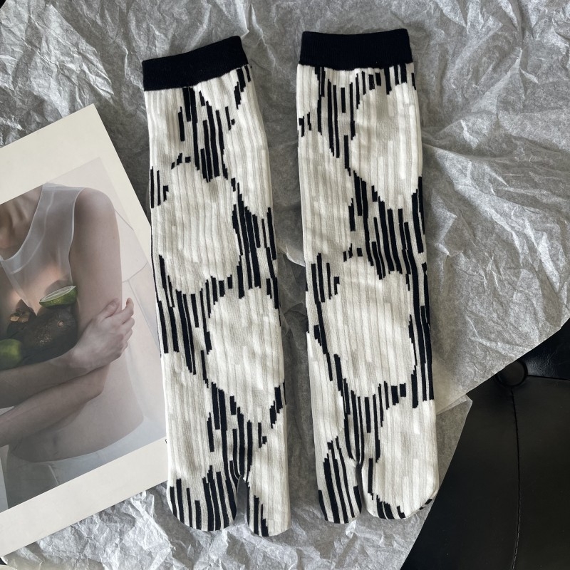 Jacquard čarape s vertikalnim prugama, motiv Godina zmije, prsti odvojeni, srednje duljine, japanskog stila