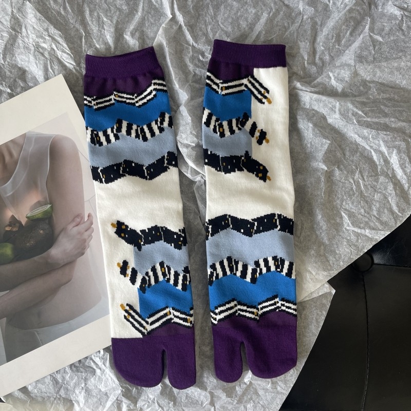 Jacquard čarape s vertikalnim prugama, motiv Godina zmije, prsti odvojeni, srednje duljine, japanskog stila