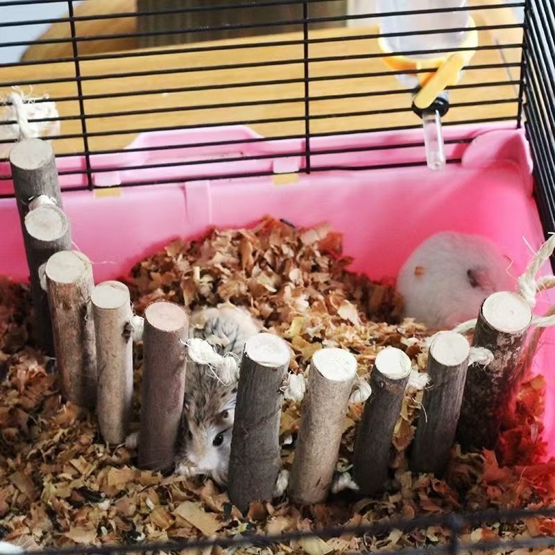 Set pentru papagali mici și medii: gardă despărțitoare pentru cușcă, jucărie de ascuțit ghearele, punte suspendată din lemn, cușcă pentru hamster, scară de cățărare, unelte pentru mușcat și șlefuire dinților