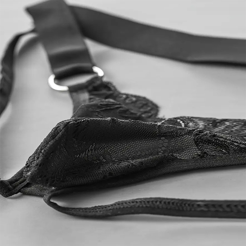 Nové pánske čipkované tangá s elastickým pásom, dutý dizajn, kovový krúžok