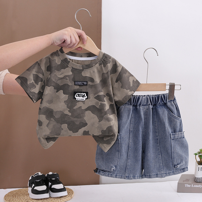 Letný outfit pre chlapcov: maskáčový top s krátkym rukávom a džínsové šortky, ležérny dvojdielny set