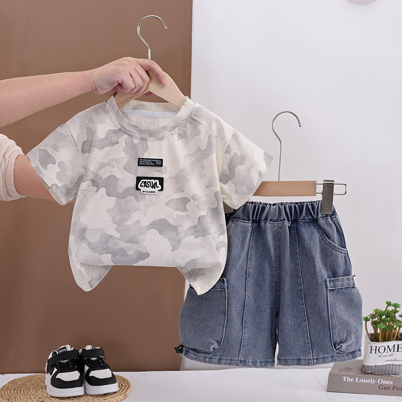 Letný outfit pre chlapcov: maskáčový top s krátkym rukávom a džínsové šortky, ležérny dvojdielny set