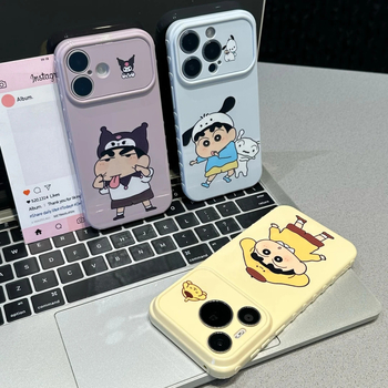 Shin-Chan cosplay kollekció iPhone 16/17 Pro tokokhoz, oldalsó szív dizájn, aranyos a 14/13/12 modellekhez.