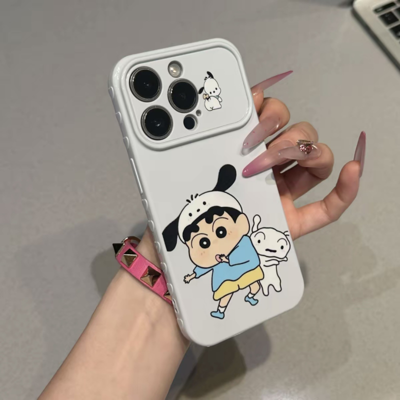 Shin-Chan cosplay kollekció iPhone 16/17 Pro tokokhoz, oldalsó szív dizájn, aranyos a 14/13/12 modellekhez.