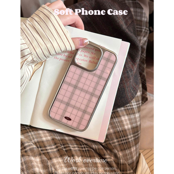 Tok iPhone 17 Pro Max rózsaszín kockás mintával, finom elegáns megjelenés, ezüst él.