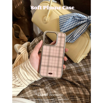 Tok iPhone 17 Pro Max rózsaszín kockás mintával, finom elegáns megjelenés, ezüst él.