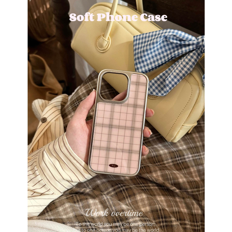 Tok iPhone 17 Pro Max rózsaszín kockás mintával, finom elegáns megjelenés, ezüst él.