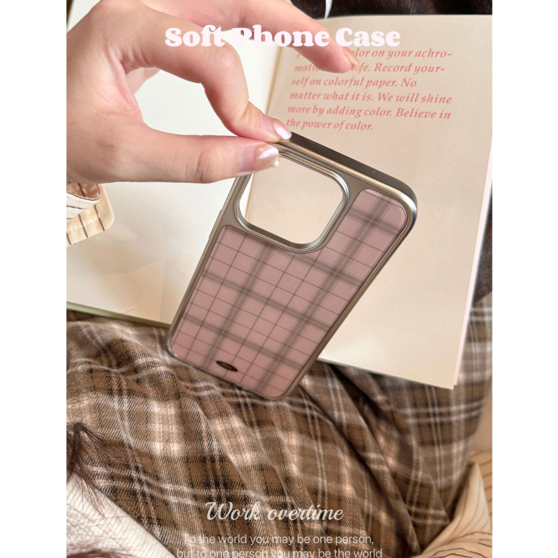 Tok iPhone 17 Pro Max rózsaszín kockás mintával, finom elegáns megjelenés, ezüst él.