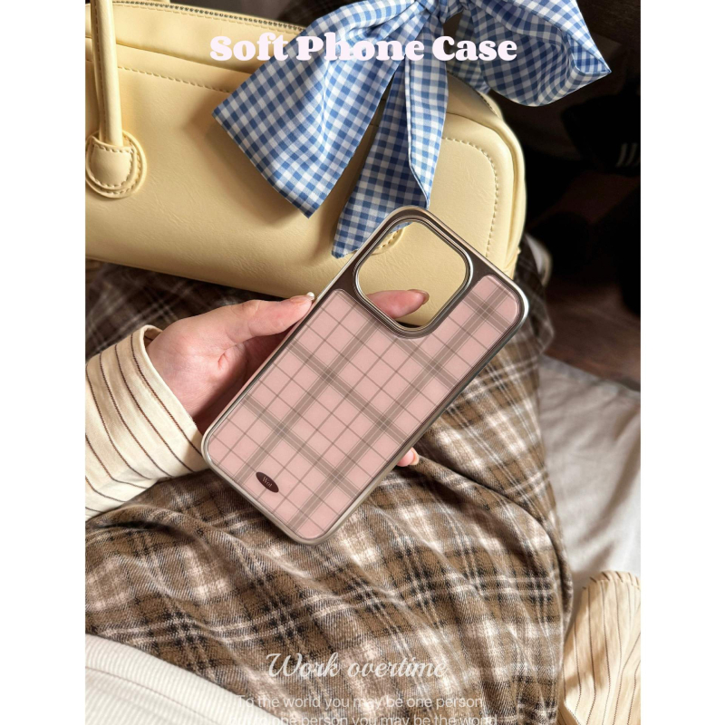 Tok iPhone 17 Pro Max rózsaszín kockás mintával, finom elegáns megjelenés, ezüst él.