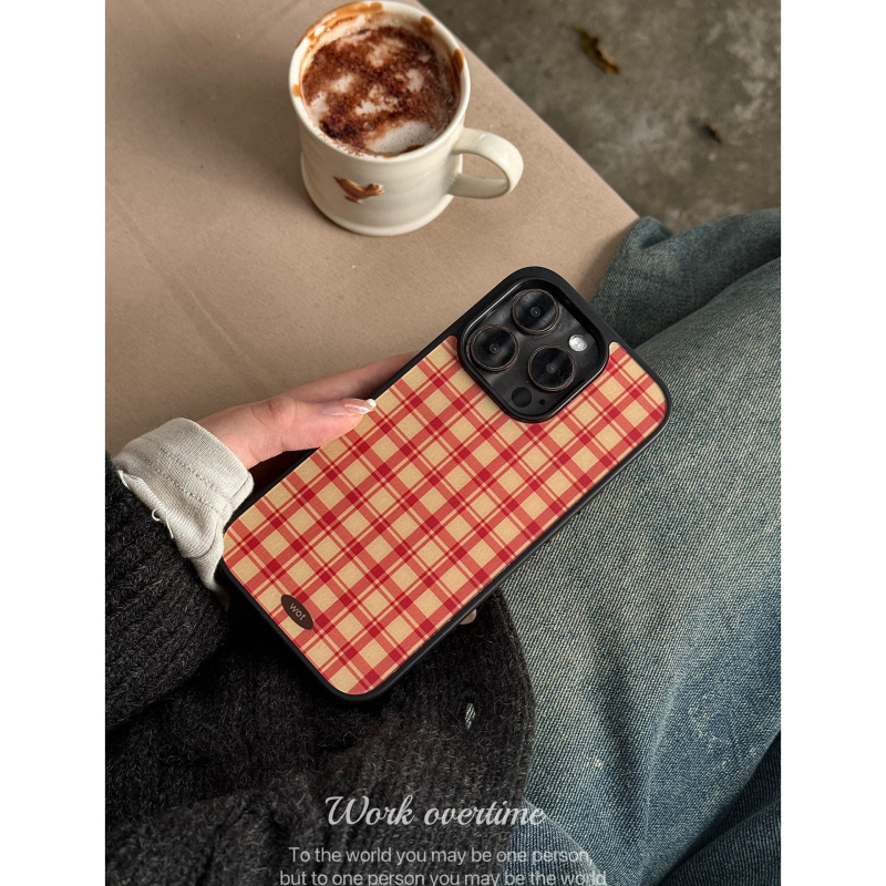 Tok iPhone 17 Pro Max rózsaszín kockás mintával, finom elegáns megjelenés, ezüst él.