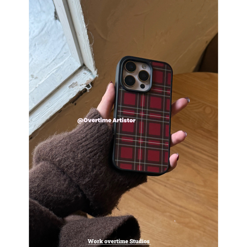 Tok iPhone 17 Pro Max rózsaszín kockás mintával, finom elegáns megjelenés, ezüst él.