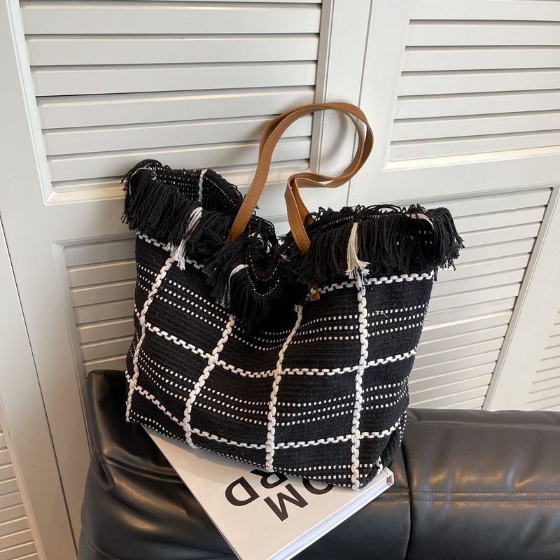 Nagy kapacitású tassel tote női táska, vászon anyagú, kézben és vállon hordható, 2023-as modell