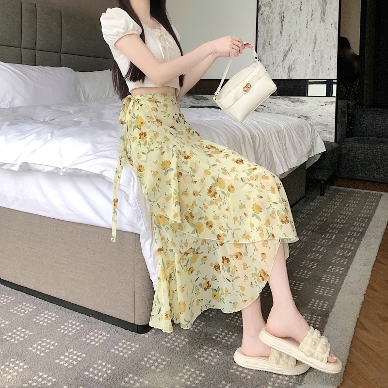 Chiffon midi szoknya virágmintával, romantikus fodrokkal és kötény-stílusú réteggel