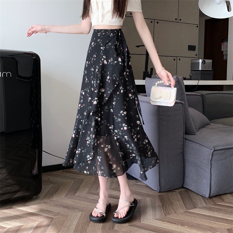 Chiffon midi szoknya virágmintával, romantikus fodrokkal és kötény-stílusú réteggel