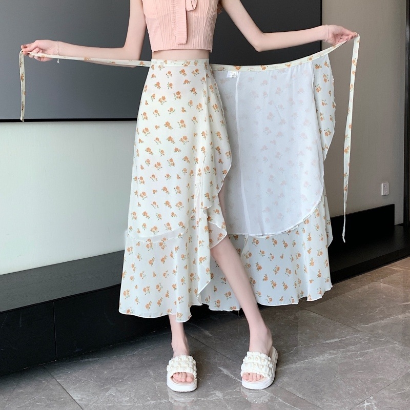 Chiffon midi szoknya virágmintával, romantikus fodrokkal és kötény-stílusú réteggel