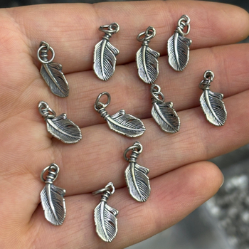 Ezüst toll alakú medál, kis oldalsó charm DIY ékszerekhez – retro stílus