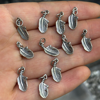Ezüst toll alakú medál, kis oldalsó charm DIY ékszerekhez – retro stílus