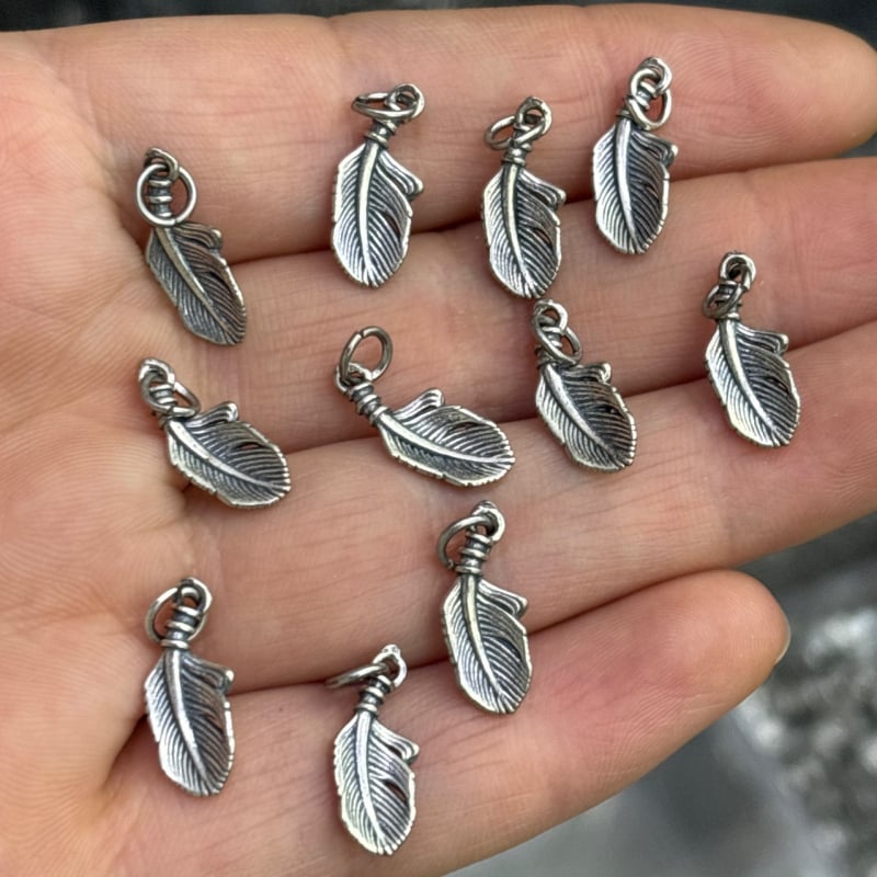 Ezüst toll alakú medál, kis oldalsó charm DIY ékszerekhez – retro stílus