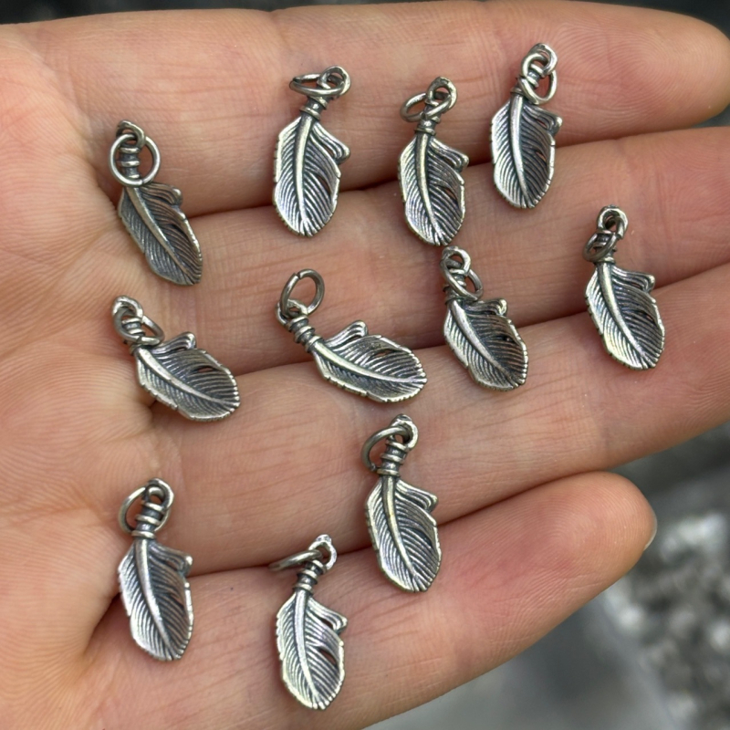 Ezüst toll alakú medál, kis oldalsó charm DIY ékszerekhez – retro stílus