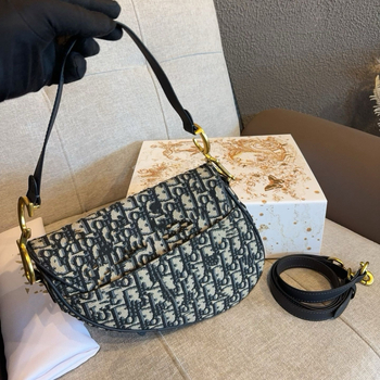 2026–os új saddle-táska elegáns megjelenéssel, vászonból készült, hímzett crossbody nőknek, széles vállpánttal