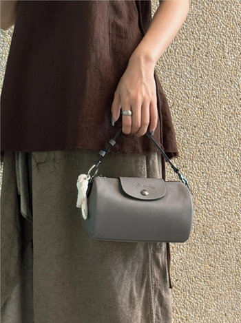 Valódi bőr, cilindrikus oldaltáska cipzárral, utcai divat, kis méretű, sminktáska