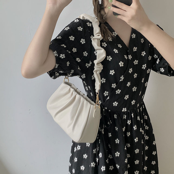 Yimaner női táska ivory színben pliszézett alkar táska, friss és édes stílus, PU bőr, horizontális négyszögletes forma, vállon vagy crossbody