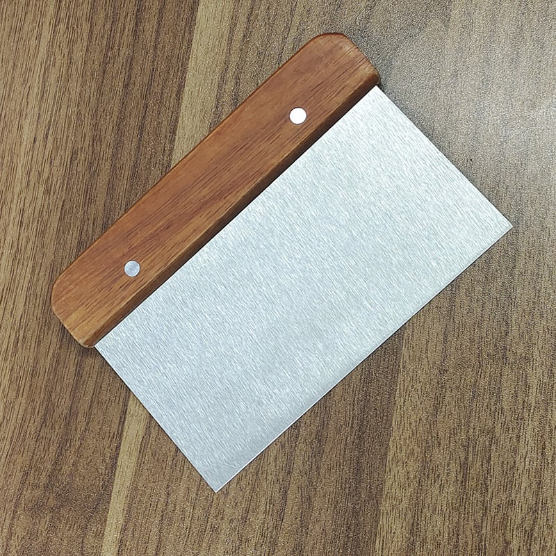 Fa fogantyúval készült rozsdamentes acél konyhai eszközök készlet: tészta vágó, tészta kaparó, sütemény spatula, offset spatula, grill spatula