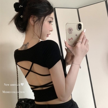 Amerikai stílusú kivágott keresztezett hátú crop top, keresztezett hátsó pántokkal, négyszögletes nyakkivágás, karcsú fazon, párnázás nélkül